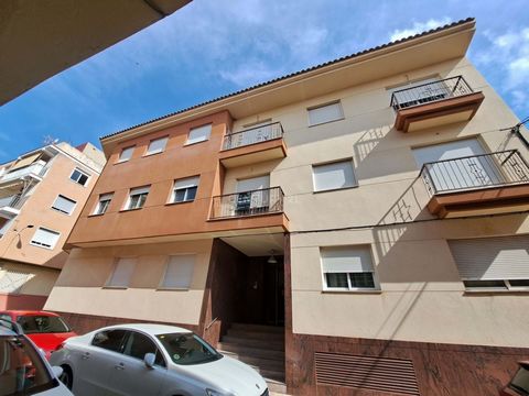 Century21 NowIII sells: Apartment located on Calle Dos de Mayo in Alguazas, in the centre of the town and surrounded by all services. The house is distributed in hall, a large very bright living room with access to a balcony, kitchen furnished in the...