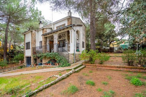 Située dans la région de Peñalba de Ávila, nous trouvons cette belle maison de 209 mètres carrés située dans un bel environnement au milieu des pinèdes. La maison, construite en 1984, à rénover, est située sur un terrain de 780 m2 où l'on trouve de g...