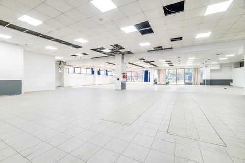Buzin, Business space 600 m2 closed area on the ground floor of a newer office building. The office space consists of a large room of 350 m2 that can be used as a showroom, warehouse or workspace, as well as 8 other smaller work rooms, as well as a k...