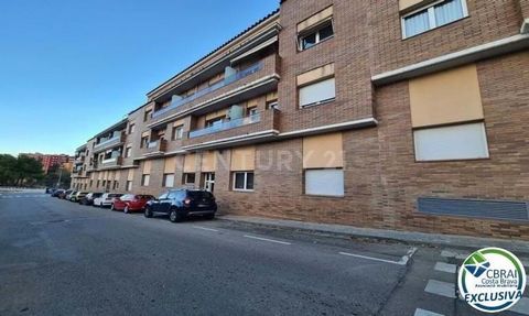 Modern apartment of 48m2 (41m2 useful) located in Figueres 500m from Bosque Park, 800m from the Rambla and 300m from the 1st supermarket. It is located on the 1st floor with lift and private parking in the same residence (entrance to the basement is ...