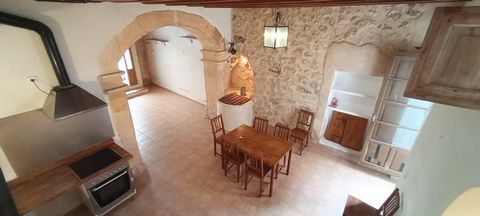 House in the village of Sineu two storeys. Ground floor patio and en-suite terrace. The house has 120 meters built, 3 bedrooms and a full bathroom on the upper floor. Living room with fireplace, kitchen and toilet on the ground floor. The rustic-styl...