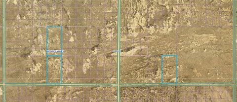 ¡Increíble oportunidad de inversión disponible de un vendedor motivado! 3 parcelas separadas de 20 acres cada una, lo que equivale a 60 +/- acres de tierra zonificadas LCA21 en el condado de Los Ángeles junto a Palmdale y Lancaster. El propietario ve...