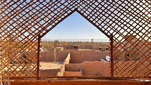 Located in Zagora. Located in the heart of Ksar Tessargate, an ancient city dating back 545 years highly popular among tourists. The property consists of 12 rooms distributed as follows: 3 triples, 5 doubles, and 4 singles, as well as a restaurant th...