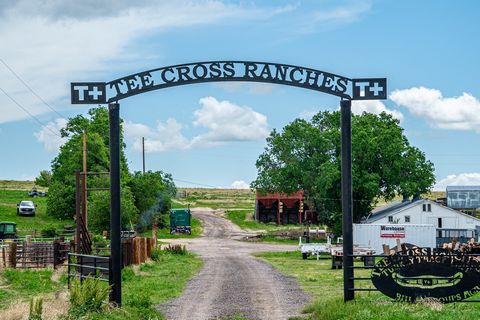Nu erbjuder den legendariska Tee Cross Ranch vid Squirrel Creek, East Unit, en verkligt historisk westernranch. Denna ranch erbjuds för första gången på 73 år, efter att ha ägts och omhuldats av den berömda Robert C. Norris-familjen. Spänner över 24 ...