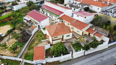 Detached single storey house, located on a plot of 1026m2, 4 legalized annexes to monetize. In an excellent location, 3m from Forum Almada, Lidl, Continente, Minipreço with transport at the door. Very close to schools, sports complex, quiet area and ...