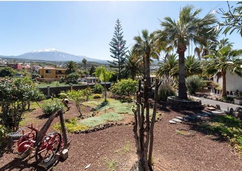 Dieses große Haus im Norden Teneriffas liegt nur 170 Meter über dem Meeresspiegel. Es garantiert das ganze Jahr über ein warmes Klima und einen fantastischen Blick auf den Teide. Das große Anwesen verfügt über einen fast 3400m2 großen Garten mit trop...