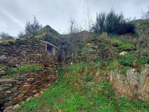 Ruina em Xisto com 72m2 , esta propriedade contem um forno a lenha assim como várias arvores de fruto no terreno de 472m2, vista sobre a serra da Estrela e o nascer do Sol.