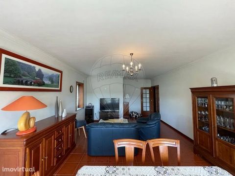 Vende-se um espaçoso apartamento T3 localizado em Ponte da Barca, uma encantadora vila situada na região norte de Portugal, conhecida pela sua beleza natural e rica história. Características do apartamento : Tipo: T3 (3 quartos) Área: O apartamento p...