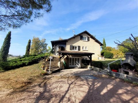 MAGNIFICENT 5-ROOM HOUSE WITH ENCLOSED GARDEN, IDEALLY LOCATED NEAR PERIGUEUX We offer for sale this charming house of 115 m², made up of 5 rooms and nestled in the heart of 1,740 m² of land, in TRELISSAC (24750). Built in 1980 on two levels, this re...