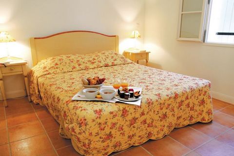 Auf der Domaine de Fayence bieten wir fünf Arten von Ferienhäusern und drei Arten von Villen an. Es gibt Ferienhäuser für 2-4 Personen (41m²)(FR-83440-127) mit Schlafsofa im Wohnzimmer und Doppelbett im separaten Schlafzimmer. Speziell für Eltern mit...