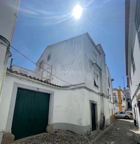 I am pleased to present you a charming villa for sale, located in the heart of the historic center of Évora. This unique property offers not only a prime location but also exceptional features such as a backyard and terrace. Upon entering through the...