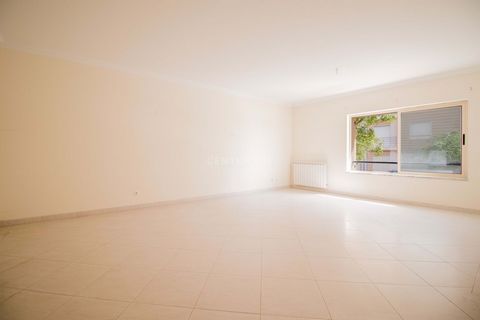 2 bedroom apartment with a total area of 95 m2, located in Tavares, Figueira da Foz. Area with good accessibility, close to the main roads. The property is located in a quiet residential area. Apartment located on the ground floor. The property consi...