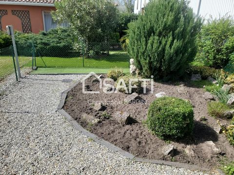 In the heart of Dax, this terraced house by the garage will seduce you. Located in a small peaceful subdivision, the latter with a surface area of approximately 115 m² is organized as follows: On the ground floor a closed kitchen which can easily be ...