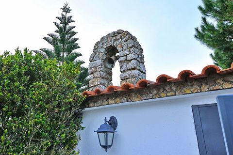 Located between mountains and the sea Placed in the most ocidental point of Europe, 10 minutes from Guincho and Maçãs beaches, between mountains and the sea, this property is a few minutes from Cascais, Colares, Sintra and 30 minutes from Lisbon Inte...