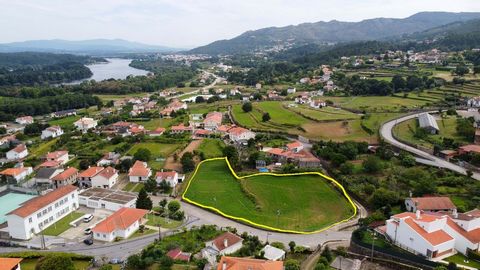 Awaken to the Magic of Vila Nova de Cerveira! An Ocean of Possibilities on a Plot of 4700m²! A world of opportunities with this buildable plot of 4700m², a hidden gem waiting to be discovered in Vila Nova de Cerveira! Its strategic location, one step...