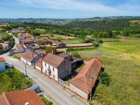 With a building implementation area of 120m2, this old house from 1927 is an excellent opportunity for those looking for an old house, with a beautiful facade and with great potential for restoration. Comprising 3 bedrooms, dining and living room, ki...