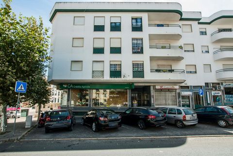 2 bedroom apartment in Lourinhã - Recent building in great condition and central location. - In great condition. - Bedroom with Wardrobe - Room - Kitchen with Pantry - Room with two environments and fireplace - Bathroom - Hall Apartment inserted in t...