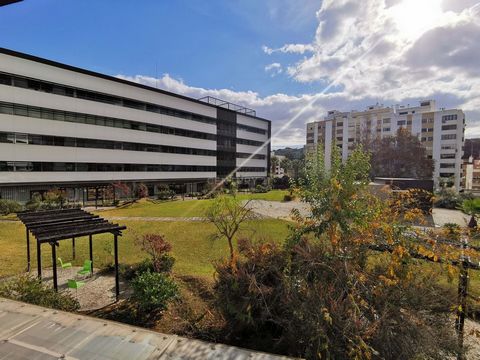 Fantastic office in the renowned NeoPark building in Carnaxide, Oeiras. Property facing east and overlooking the building's exclusive garden. It has concierge service and 24-hour security. Office in excellent condition and with plenty of storage. It ...