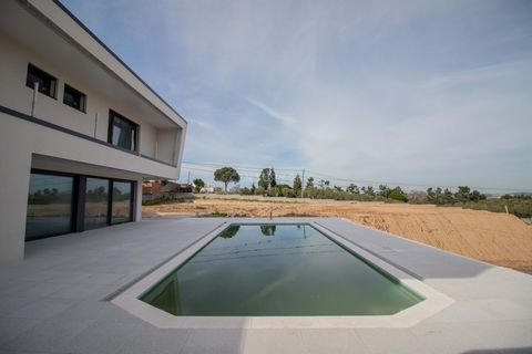 Luxury 4 bedroom villa on land with more than 14,000m2, located in Santa Luzia de Lavos, in the municipality of Figueira da Foz. With a modern design, this generously sized villa consists of 3 floors, with elevator and 4 suites, ensuring privacy and ...