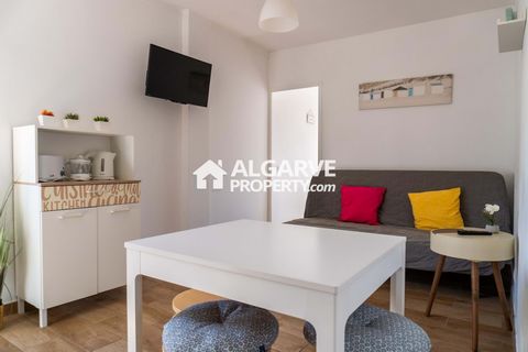 Located in Quarteira. Fully renovated studio transformed into a 1 bedroom apartment just 50 meters from Quarteira beach. With 44 m2 of construction area. Privileged location close to restaurants, pharmacies, banks, schools and other essential service...