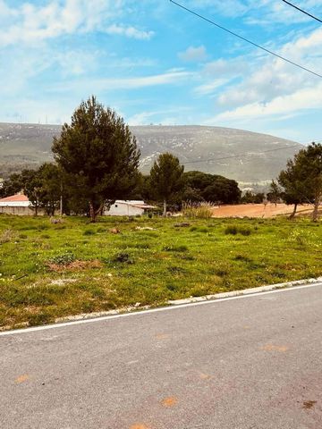 Urban plot with ruined building on 686m2 plot. Located in the municipality of Alenquer, district of Lisbon. Feasible to build 3 semi-detached houses or 1 detached house. Drainage and electricity. A1 Carregado highway15 minutes away. Don't miss out on...