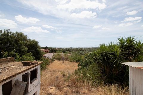 With a total area of 3400m2 and a covered area of 95m2. Being the ruin located in the highest part of the land. It is situated in a quiet country area, with sea views, 5m from Moncarapacho and 10m from the Fuseta beach. Has mains water and electricit...