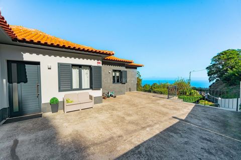 Are you looking for a Detached 3 Bedroom House distributed on a single floor, with a large garage? I present to you this villa on a plot of 562m2 located in Gaula-Santa Cruz. On a single floor it has: 3 bedrooms, one of them en suite, 1 Social toilet...