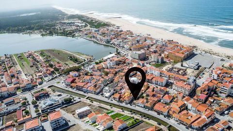 MAISON À RECONSTRUIRE | PLAGE DE MIRA Avec un excellent emplacement, nous vous présentons cette villa à reconstruire à Praia de Mira, à seulement 250m de la plage. Situé dans une zone avec un large éventail de commerces et de services, à seulement 30...