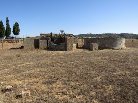 Rustic land with 8640 m2. It is located in the Várzea do Poço da Figueira in Tunes. On the land there is a well, a tank and a small agricultural building. This land is completely flat and could be used for horticulture or for a small orchard of fruit...