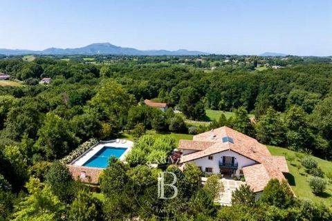 Superb 400 m² house built with very high quality materials, on a plot of 6,000 m². Beautiful mountain views, very peaceful area. 5 bedrooms, 5 bathrooms, bright and vast living rooms, office, large kitchen. Volumes, beautiful finishes. Very large hea...