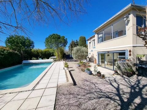 We fell in love with this house from the 60's ideally located only 650m from the city center, quiet, and without any vis-à-vis! In addition, there is a garden with a 9 x 5m swimming pool, garage and parking space. Living area of approximately 190m2 (...