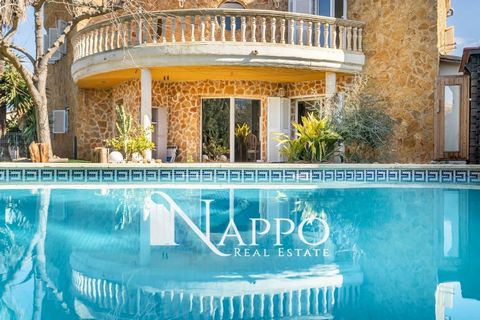 Nappo Real Estate offers this wonderful detached villa in Llucmajor, very spacious and bright surrounded by a beautiful garden with pool and barbecue area to enjoy the good weather in an environment of peace and tranquility.The house is distributed o...