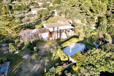 On the heights of the village of Vacqueyras, in the heart of a wooded plot of 2500m2, large modern house luxuriously decorated and equipped including an entrance, a large laundry room, a wine cellar, a huge living room with high-end equipped kitchen,...