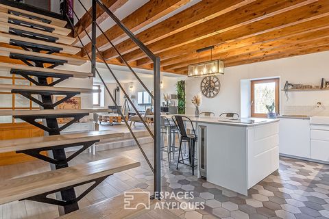 Nestled in an idyllic setting in a quiet setting, this delightful semi-detached house of approximately 180 m2, located in Viuz-la-Chiésaz, offers a perfect fusion between the authenticity of an old farmhouse, modern comfort and contemporary aesthetic...