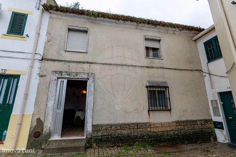 3 bedroom villa in Vila Velha de Ródão. House in need of refurbishment in the center of Vila Velha de Ródão. With easy access, it consists of two floors. On the ground floor, we have an entrance hall, with generous area, bathroom, living room, two be...