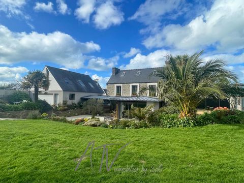 Located in Locquirec, this house of 210 m² of living space and adaptability offers a peaceful living environment in a town renowned for its tranquility and typically Breton charm. Close to the beaches and the port, its residents can enjoy walks by th...