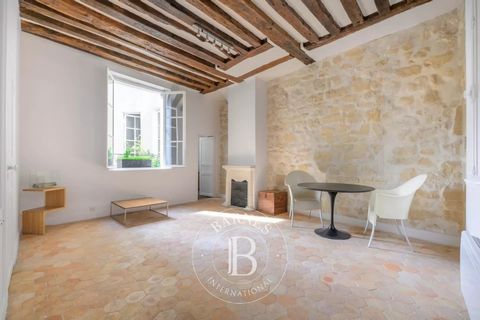 Beautiful 44sqm apartment on the 3rd floor by staircase of a freestone building located rue Saint-Honoré. Completely renovated and crossing, it includes a living room, an equipped kitchen, a bedroom, an office or dressing, a bathroom with toilet. Its...
