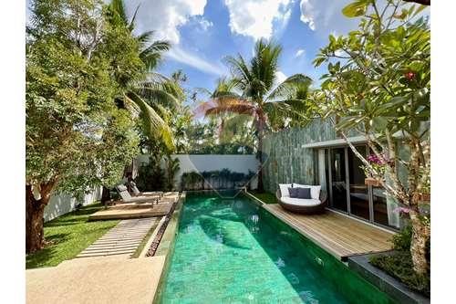 Doświadcz uosobienia luksusowego życia w Anchan Hills, wielokrotnie nagradzanej willi w stylu balijskim, położonej w pobliżu pięknych plaż Phuket. Doceniony za swoją doskonałość, Anchan Hills został uhonorowany prestiżowymi nagrodami, w tym 