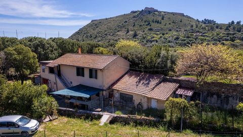 Porto Ercole, Cala Galera, we offer for sale a detached farmhouse with a large garden a short distance from the port of Cala Galera and the town center. The farmhouse is divided into a ground floor apartment of about 70 square meters, consisting of k...
