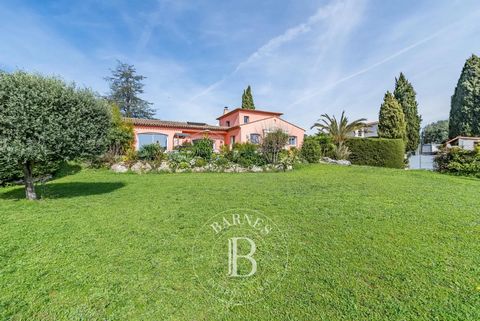 In a calm and residential location area of Mougins facing full south in an elevated position, lovely renovated villa of 200 sqm on a plot of 1541 sqm. The villa offers a large living - dinning room and semi-open kitchen. On the ground level you will ...