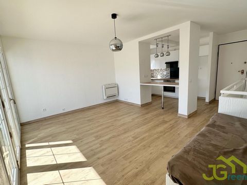 The John Green agency offers you, in a secure residence close to the beach and shops, a bright T3 in flexible fabric tastefully renovated. It consists of a beautiful living room of 27m2 with fitted and equipped American kitchen, opening onto a closed...