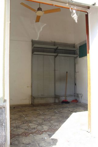 PUGLIA - TARANTO - VIA ICCO 2B We offer for sale in via Icco 2B in a building on the corner of Via Cesare Battisti, a commercial space of approximately 14 m2 with a bathroom, ideal for businesses or offices thanks to its central location and served b...
