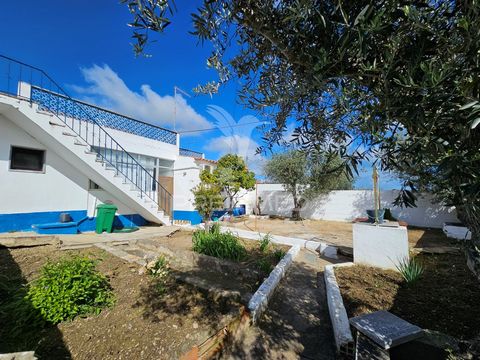 Villa de 6 chambres avec jardin située à Beringelinho, municipalité de Castro Verde. Villa de deux étages située dans un village calme, à proximité de Santa Bárbara de Padrãos. Le rez-de-chaussée se compose d’un petit balcon à l’entrée principale, d’...