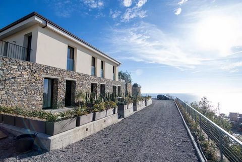 Beautiful newly built villa in modern Ligurian style with large windows, spread over two levels, facing southwest with panoramic views of the sea and Sanremo, just 600 meters from the beach and shops, in the semi-central eastern area of the city. Cur...