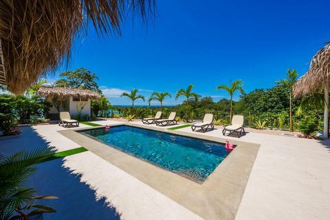 Welkom bij Villa Loulou, een prachtig nieuw huis met een prachtig uitzicht op de oceaan en het bos in Playa Grande. Als u naar binnen stapt, wordt u begroet door een ruim terras met een panoramisch uitzicht op de vallei en de oceaan. Dit leidt naar e...