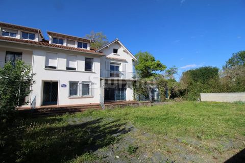 Ref 64498CAMLM: A stone's throw from the spa town center, come and discover this property marked by the history of Cambo les Bains. A residence with generous volumes, it will offer you potential to meet all your personal and/or professional needs. At...