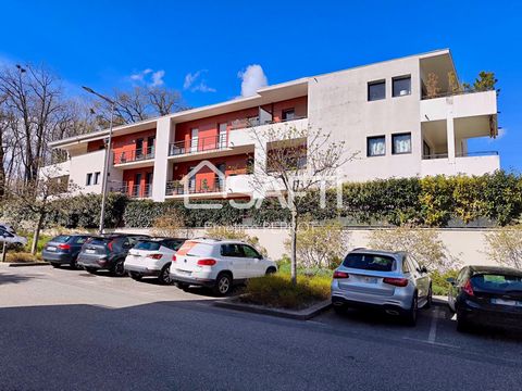 Located in Prévessin-Moëns, this 88m2 flat offers a peaceful living environment in the immediate vicinity of schools, buses, shops and the château park. Inside, the property comprises: an entrance hall, a spacious, very bright 40m2 living room with i...