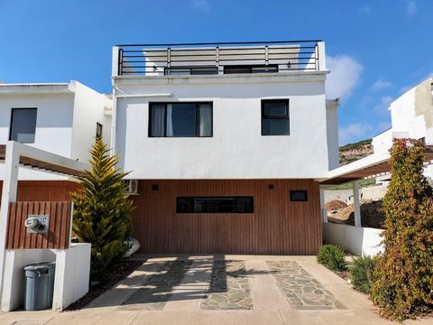Discover the perfect balance between comfort and location, with this house for sale in Fraccionamiento Quetzal, Ensenada Baja California. In addition, its strategic location just minutes from the beach, schools and main avenues, close to Costco, gas ...