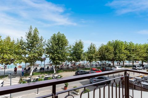 Flat in the centre of Arona in front of the promenade, in a unique position, overlooking Lake Maggiore, in a perfectly renovated period building. The flat for sale is perfectly renovated, the works date back to 2013. THE INTERIOR From the lift there ...