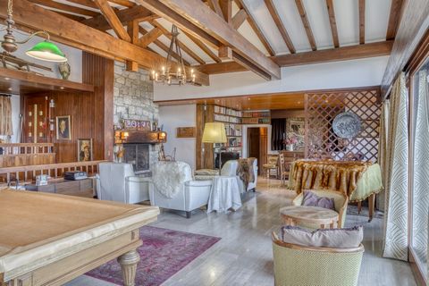 Charming 1970's chalet, perfectly maintained, with a total surface area of approx. 210 m2. It is nestled in the heights of the village of Saint-Gervais Mont-Blanc and enjoys a panoramic, commanding view of the village's south-western slopes. The two-...